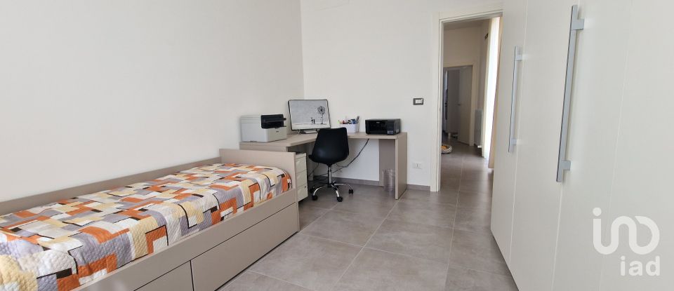 Three-room apartment of 83 m² in Genova (16148)