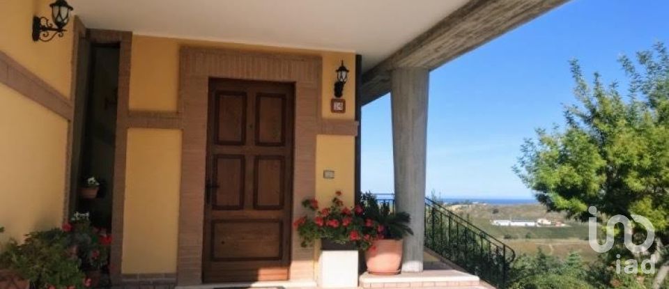 Town house 13 rooms of 460 m² in Città Sant'Angelo (65013)
