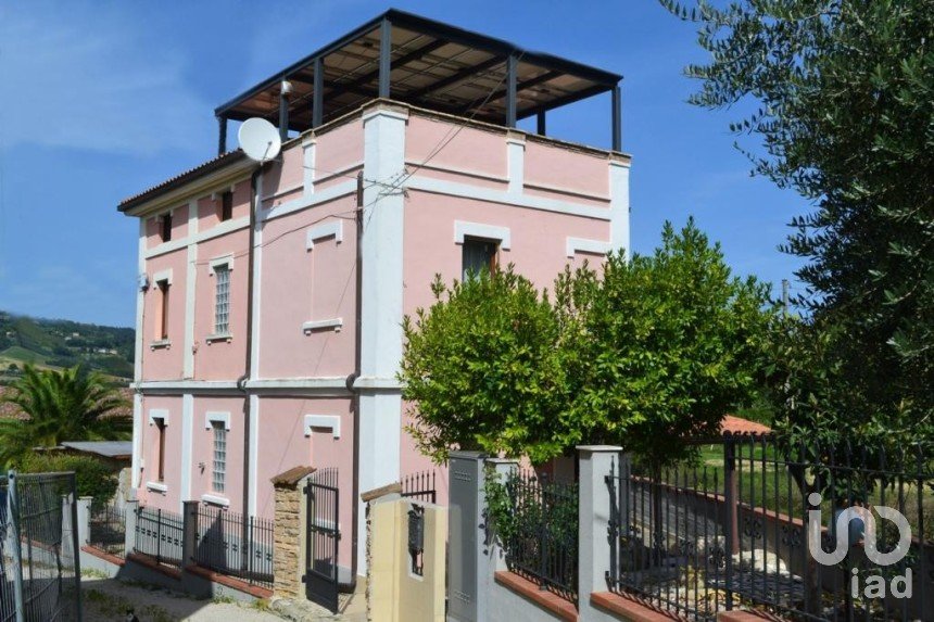 Villa storica 9 locali di 250 m² in Montefiore dell'Aso (63062)