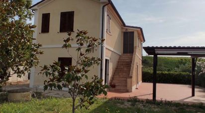 Town house 13 rooms of 158 sq m in Atri (64032)