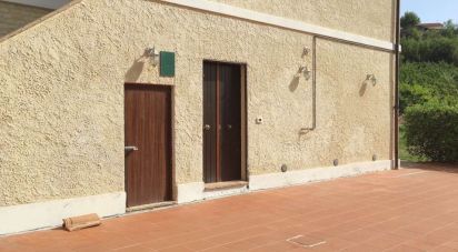 Town house 13 rooms of 158 sq m in Atri (64032)