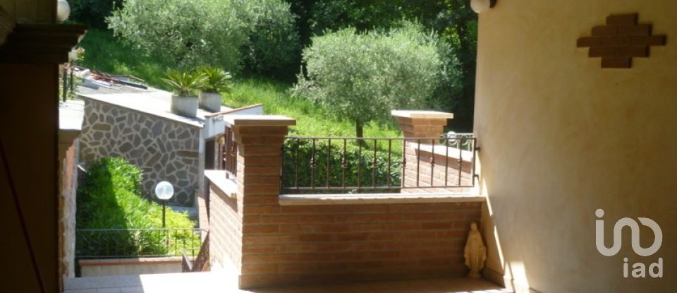 Villa Bifamiliare 15 locali di 259 m² in Tossicia (64049)