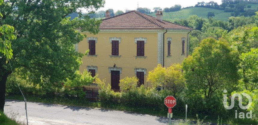 Casa indipendente 12 locali di 330 m² in Fossombrone (61034)