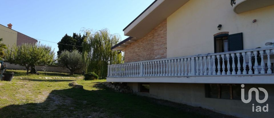 House 17 rooms of 725 m² in Roseto degli Abruzzi (64026)