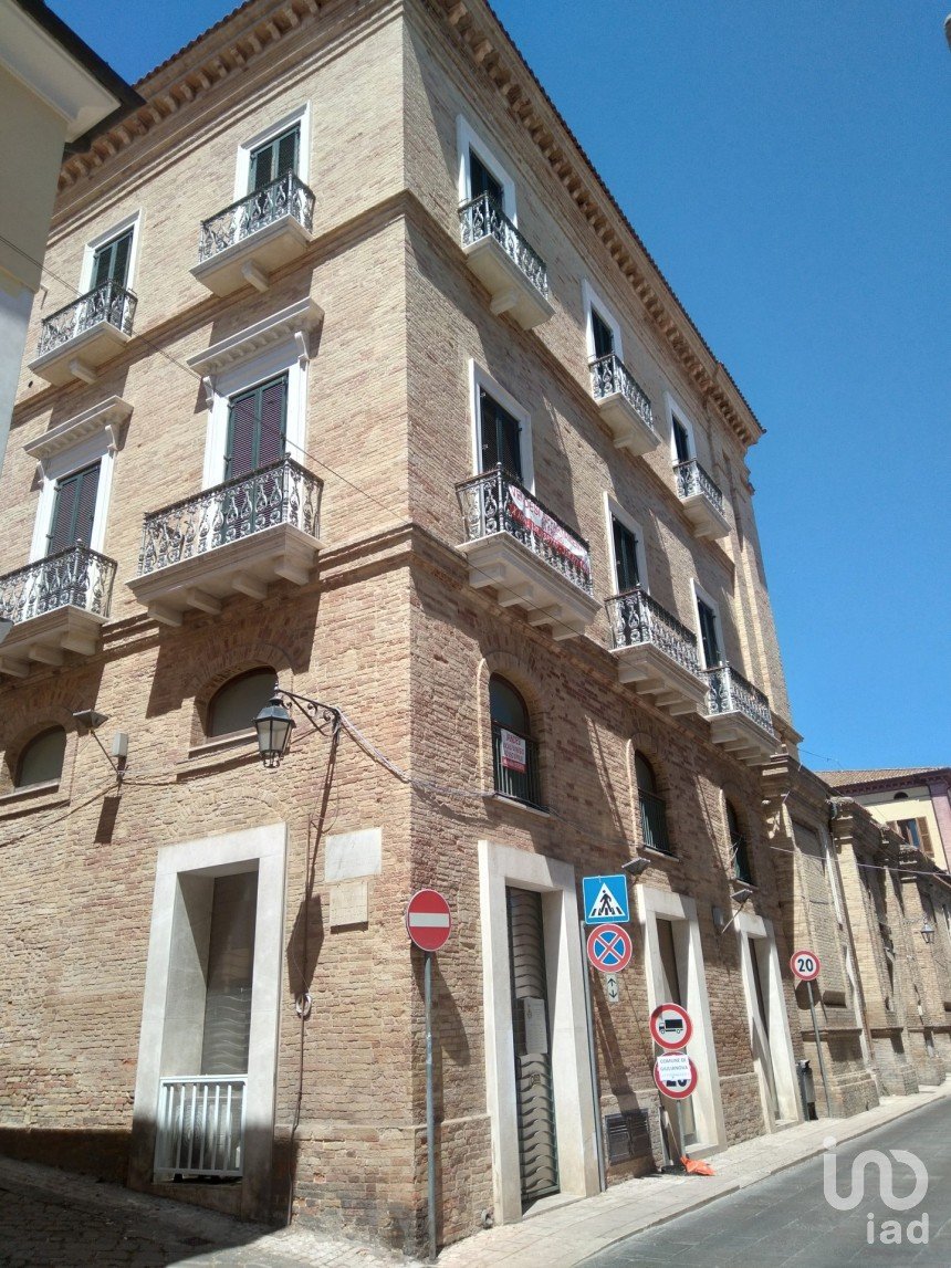 Block of flats in Giulianova (64021) of 2,100 m²
