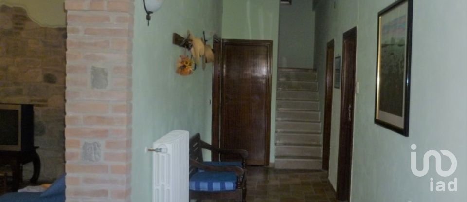 Town house 10 rooms of 234 m² in Crognaleto (64043)