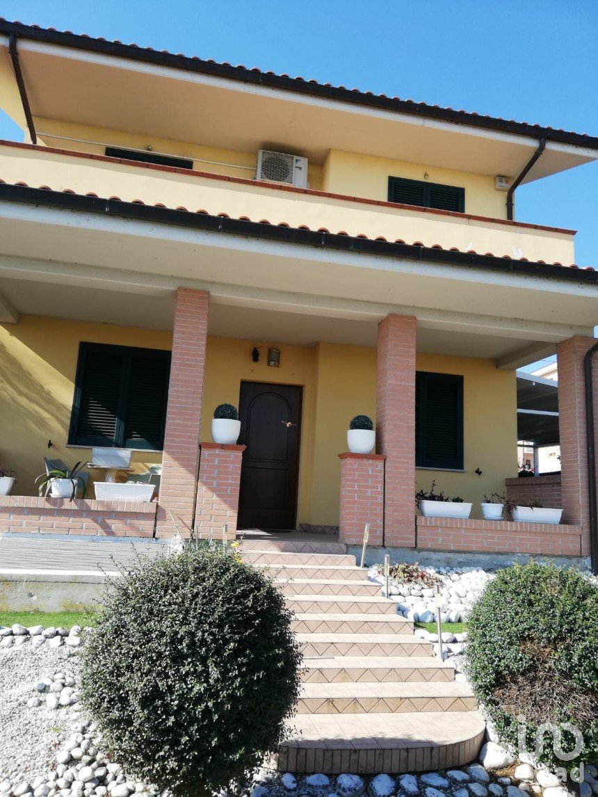 Casa 14 locali di 230 m² in Mosciano Sant'Angelo (64023)