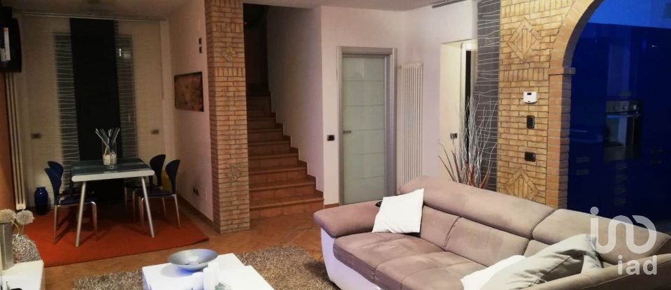 Casa indipendente / Villa 14 locali di 230 m² in Mosciano Sant'Angelo (64023)