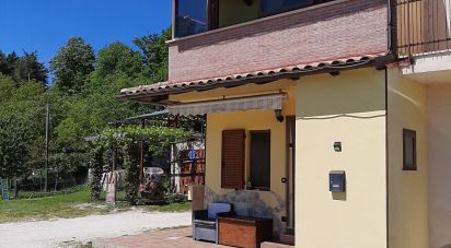 Villa Bifamiliare 7 locali di 120 m² a Nocera Umbra (06025)