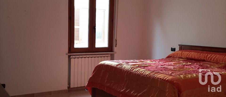 Apartment 5 rooms of 120 sq m in Nocera Umbra (06025)