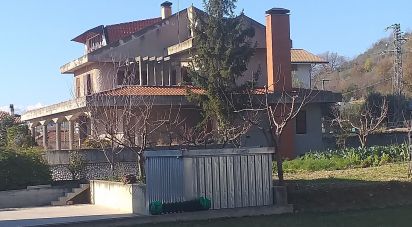 House 20 rooms of 639 m² in Notaresco (64024)