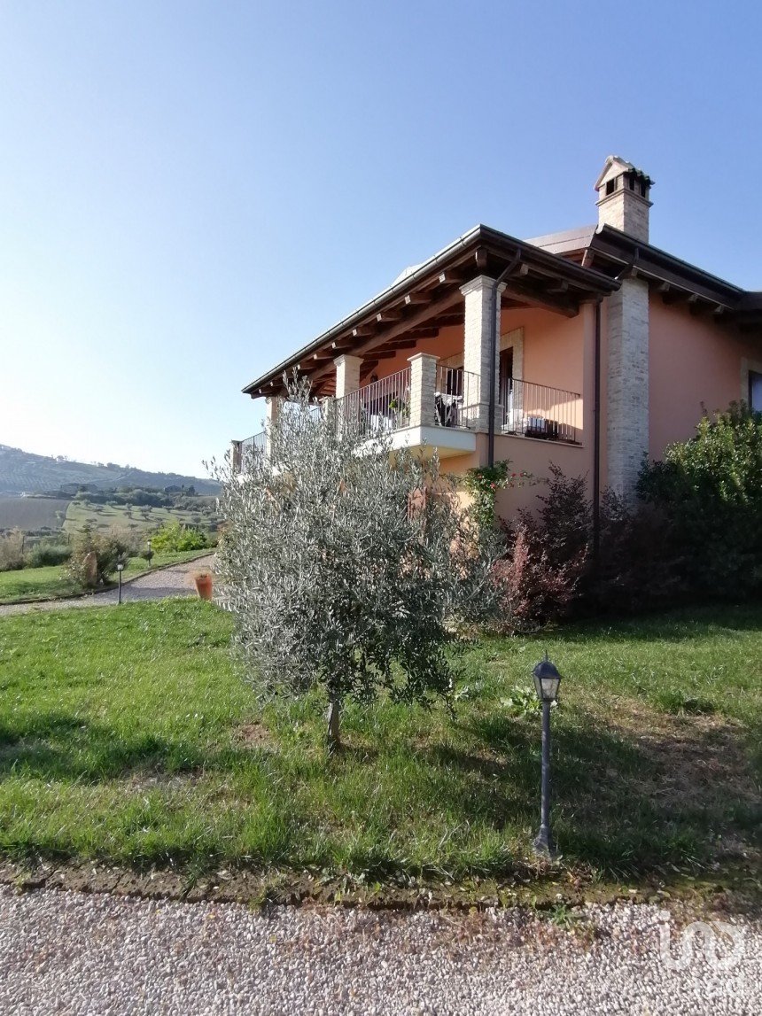 Casa 10 locali di 437 m² in Pineto (64025)