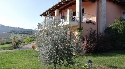 House/villa 10 rooms of 437 sq m in Pineto (64025)