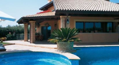 Abitazione 11 locali di 465 m² in Pineto (64025)