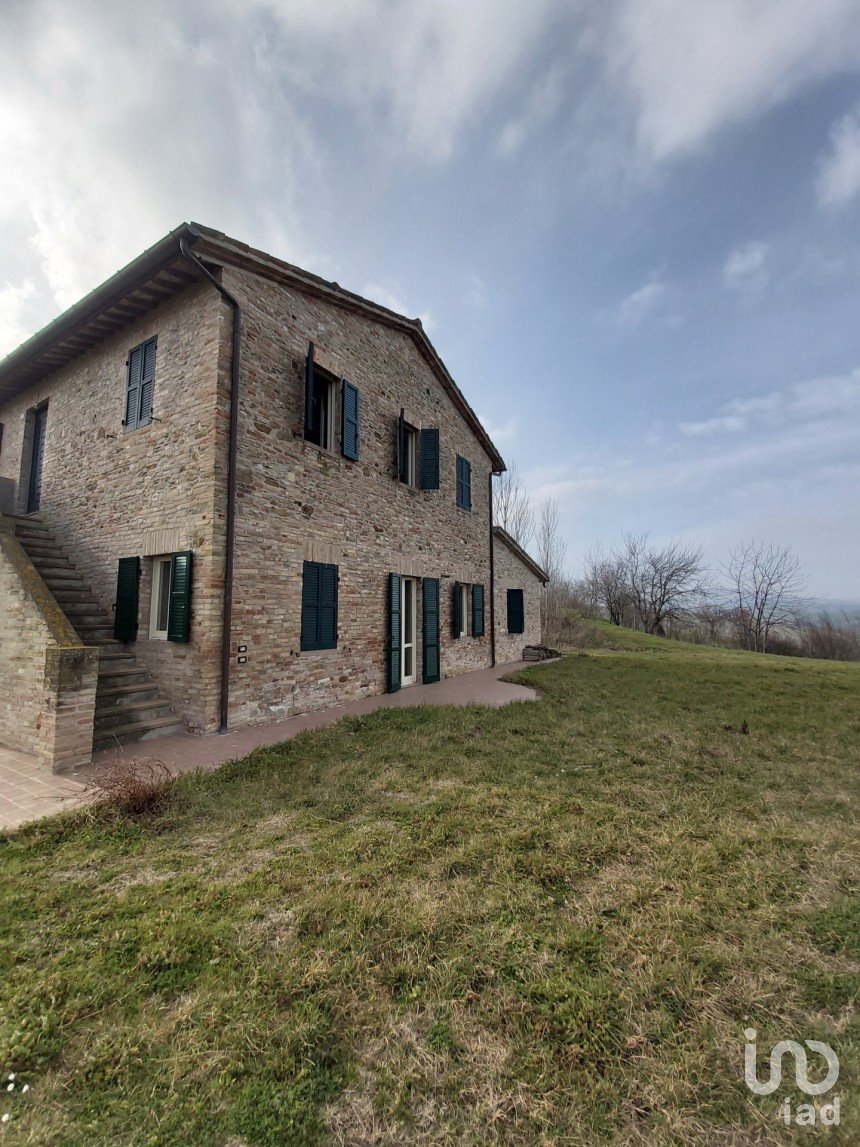 Town house 9 rooms of 241 m² in Urbino (61029)