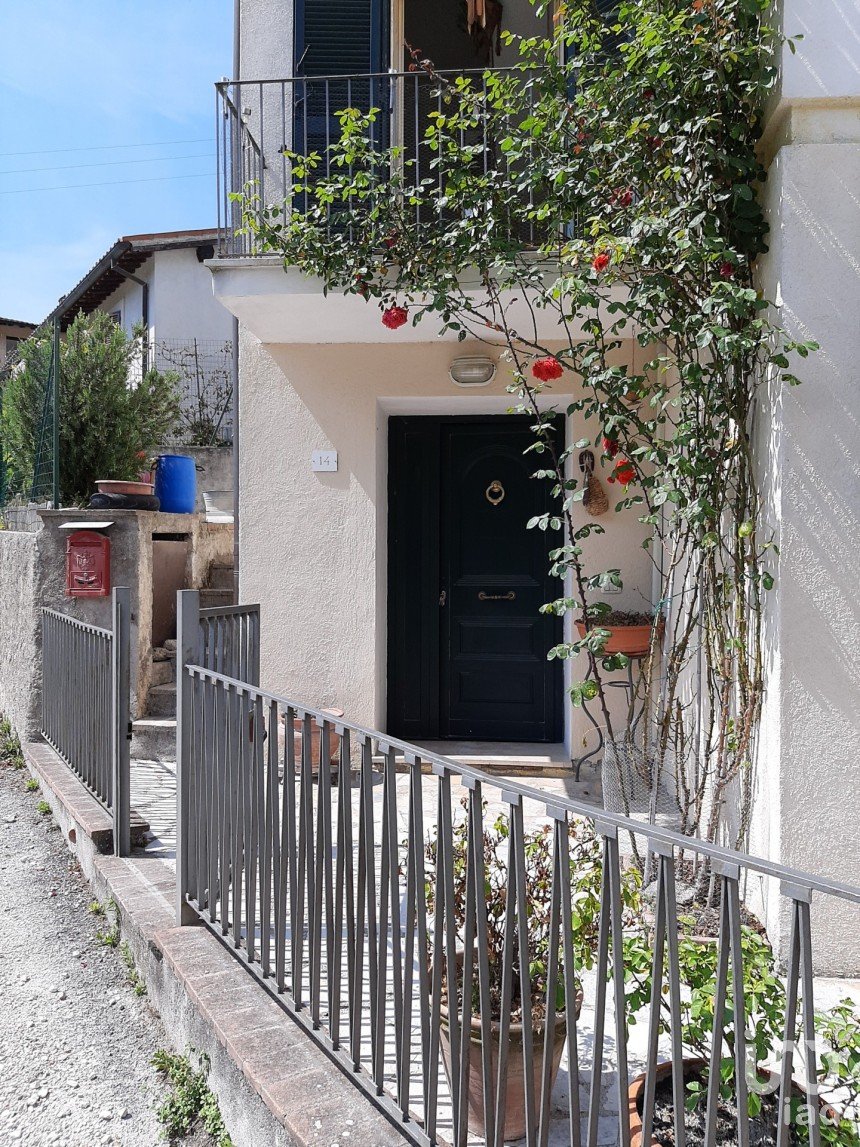Town house 5 rooms of 125 m² in Foligno (06034)