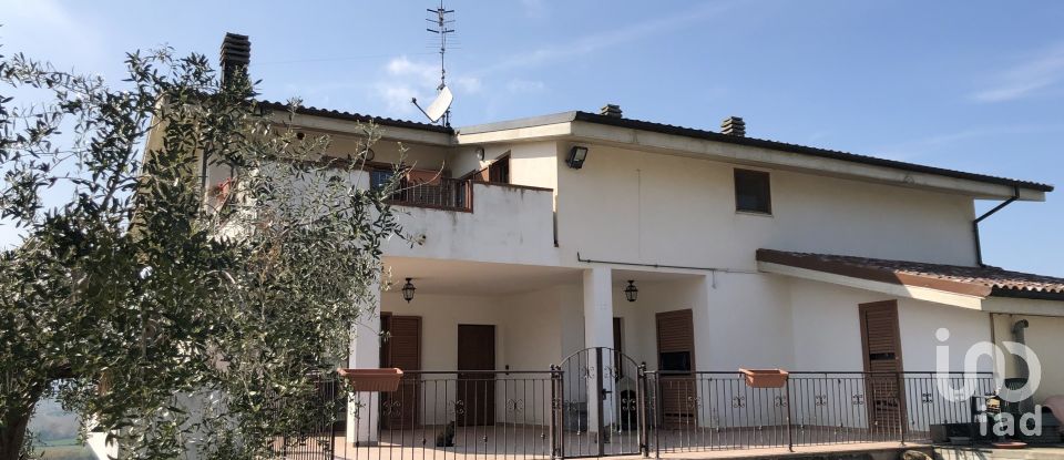 Lodge 13 rooms of 988 m² in Città Sant'Angelo (65013)