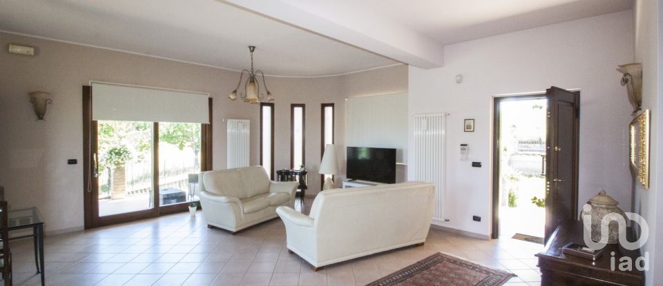 Casa 17 locali di 343 m² in Roseto degli Abruzzi (64026)