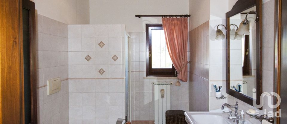 Lodge 17 rooms of 343 m² in Roseto degli Abruzzi (64026)