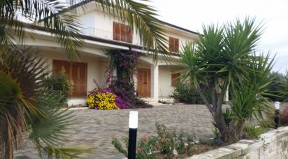 Casa 11 locali di 395 m² in Nereto (64015)
