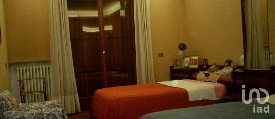 Lodge 10 rooms of 1,000 m² in Ancona (60125)