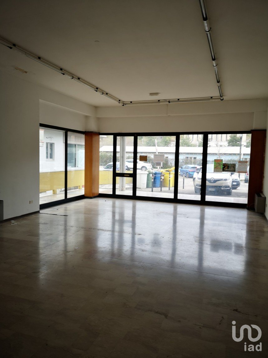 Negozio / locale commerciale di 70 m² in Bellante (64020)