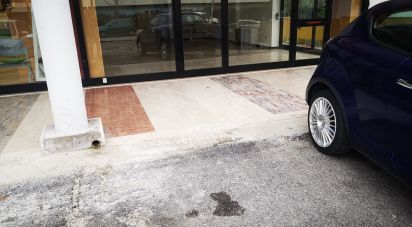 Negozio / locale commerciale di 70 m² in Bellante (64020)