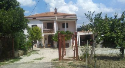 Country house 15 rooms of 300 sq m in Morro d'Oro (64020)