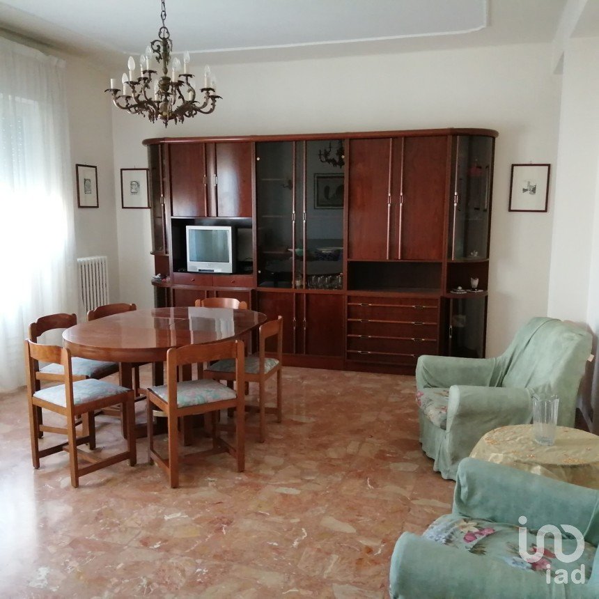 Apartment 5 rooms of 116 m² in Fermo (63900)