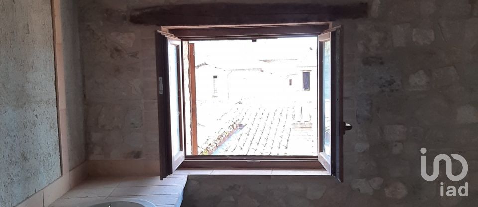 Apartment 0 rooms of 120 sq m in Spoleto (06049)