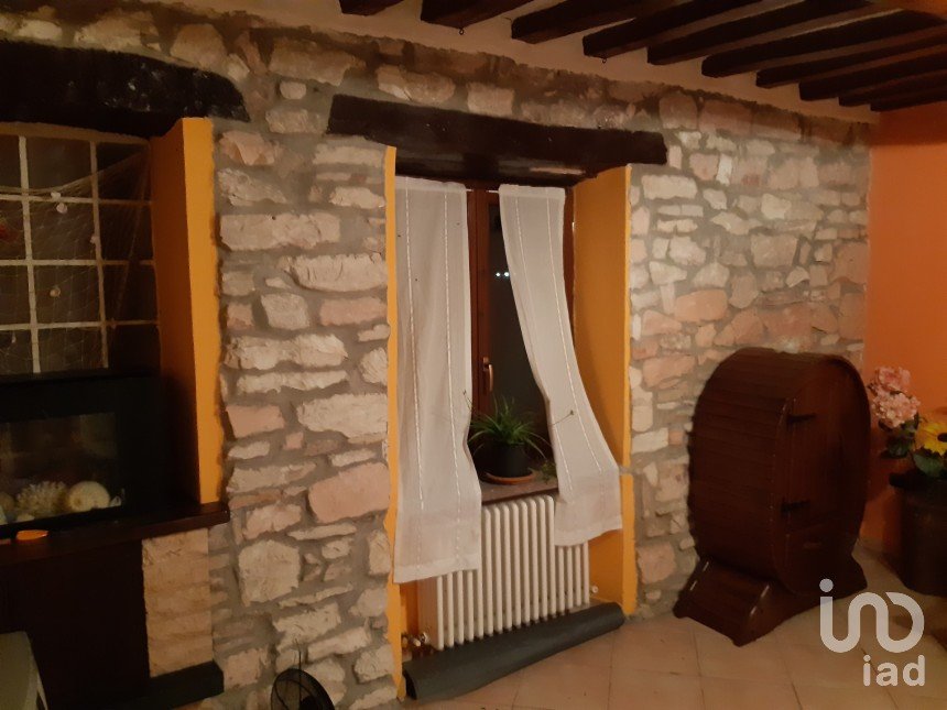 House 10 rooms of 240 m² in Cagli (61043)