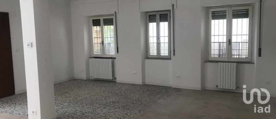 Shop / premises commercial of 60 m² in Fermo (63900)