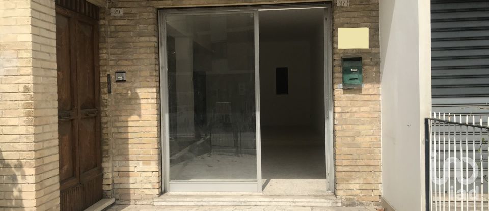Shop / premises commercial of 60 sq m in Fermo (63900)