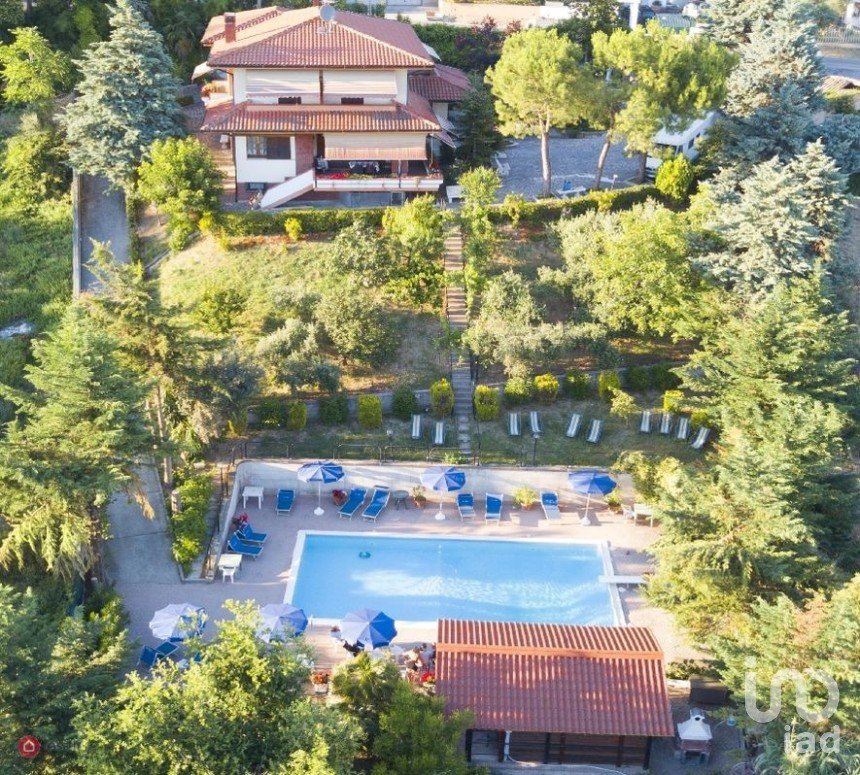 Townhouse 13 rooms of 345 m² in Notaresco (64024)