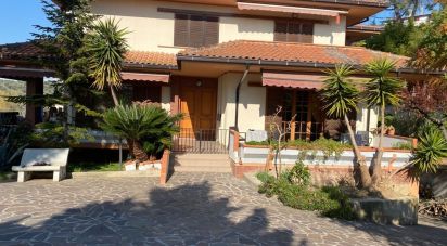 Town house 13 rooms of 345 sq m in Notaresco (64024)