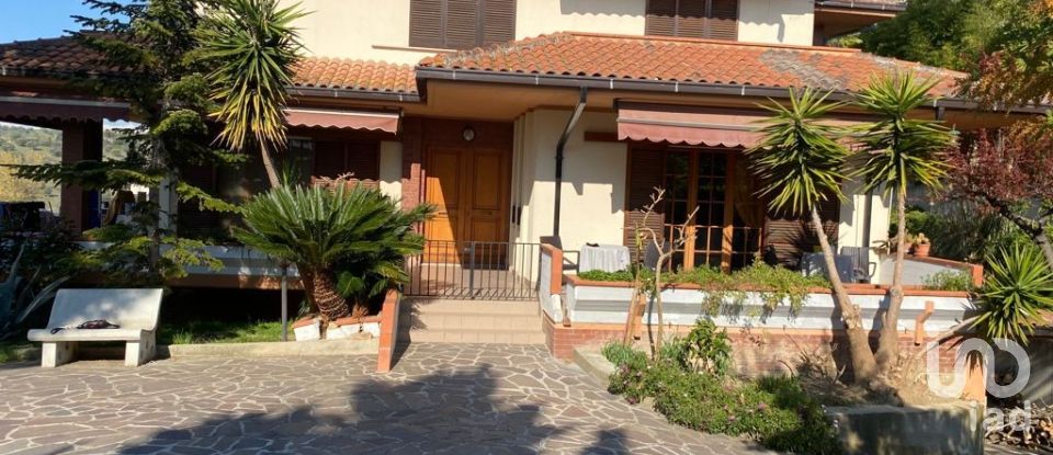 Town house 13 rooms of 345 m² in Notaresco (64024)