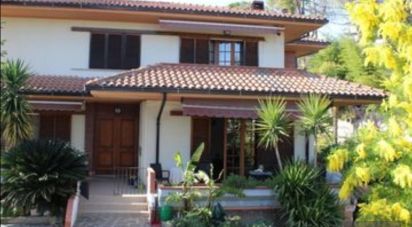 Casa indipendente 13 locali di 345 m² in Notaresco (64024)