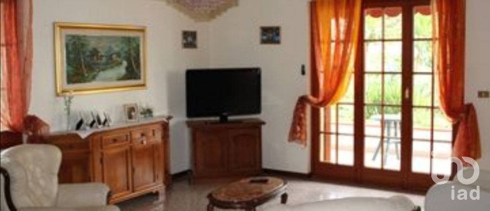 Town house 13 rooms of 345 m² in Notaresco (64024)