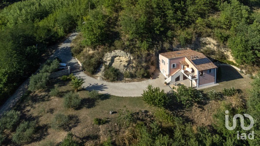 Casa 10 locali di 220 m² in Ascoli Piceno (63100)