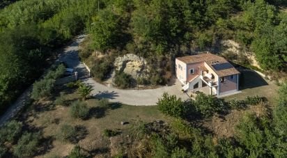 Casa indipendente / Villa 10 locali di 220 m² in Ascoli Piceno (63100)
