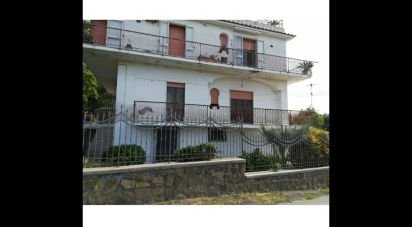 Village house 8 rooms of 100 sq m in Procida (80079)