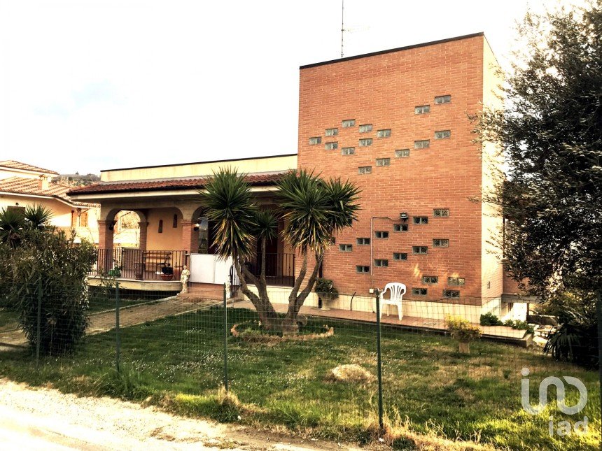 Casa 12 locali di 290 m² in Notaresco (64024)