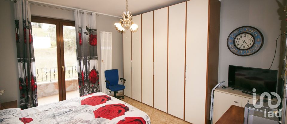 Lodge 12 rooms of 290 m² in Notaresco (64024)