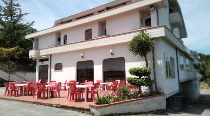 Palazzo / Stabile di 1.400 m² in Cellino Attanasio (64036)