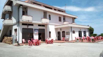 Palazzo / Stabile di 1.400 m² in Cellino Attanasio (64036)