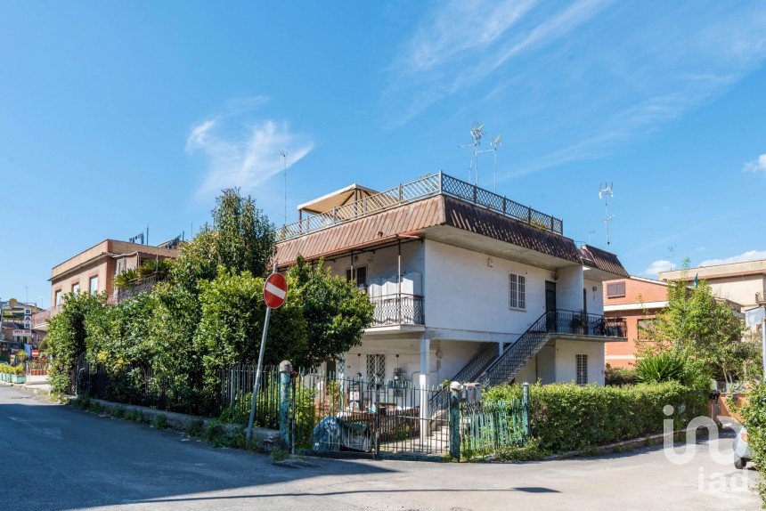 Three-room apartment of 71 m² in Roma (00138)