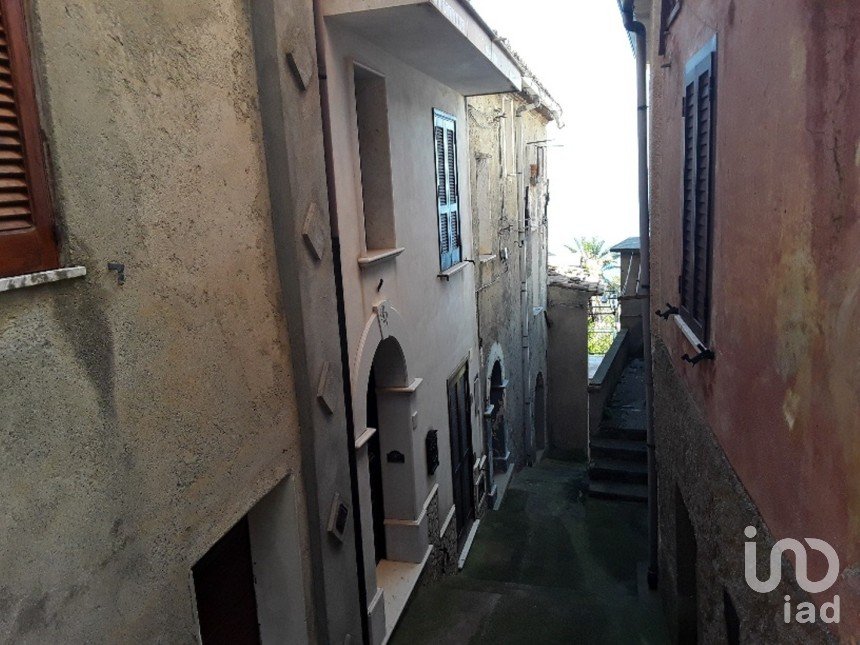 Casa di paese 6 locali di 320 m² in - (87030)