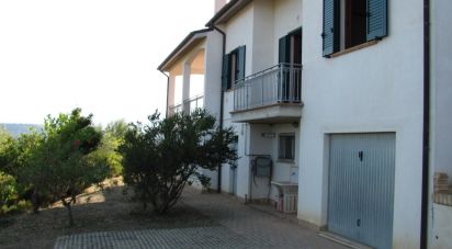 House 12 rooms of 330 m² in Collecorvino (65010)