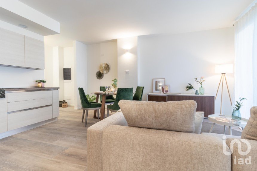 Three-room apartment of 118 m² in Milano (20151)