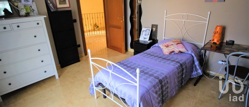 Hotel 12 rooms of 280 m² in Castelbellino (60030)